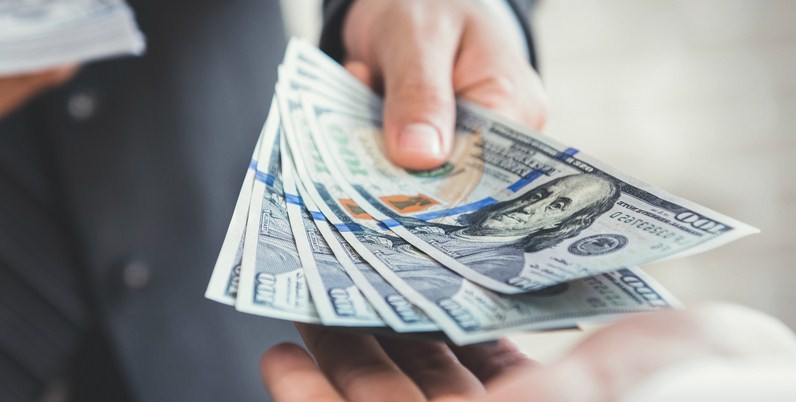 Dolar AS Melemah, Serangan Minyak Picu Investor Pindah ke Safe Haven