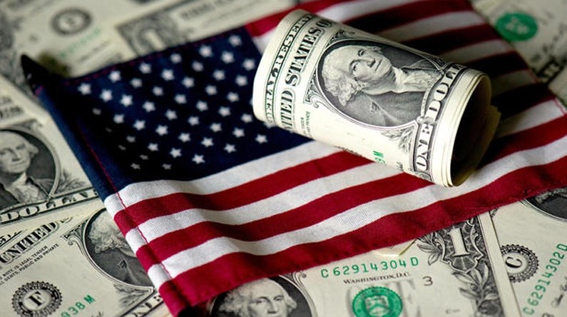 Dolar AS Melemah karena Ketegangan Data dan Perdagangan