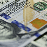 Dolar AS Bertahan Karena Kekhawatiran Gelombang Kedua Virus Corona